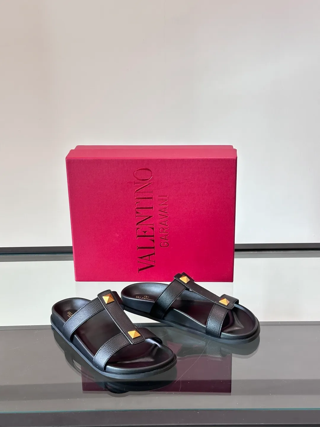 Men's shoes 💰p320 "VALENTINO" Valentino Men's 🧍‍♂️ Spring and summer new style metal rivet flat slippers, elegant sandals, the same style worn by celebrities, original molding, imported calfskin. Rubber outsole. Soft and durable, full set of counter packaging size: 39-44 (customized at 38.45.46)